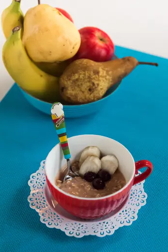 Kasha e parë me tërshërë: recetë nga libri Luga ime e parë (6+ muajsh)