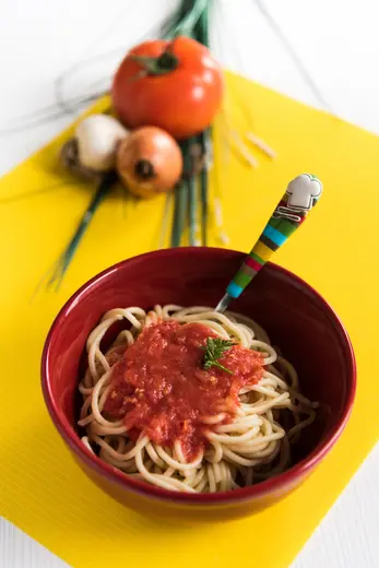 Shpageta me domate të freskëta: recetë nga libri Luga ime e parë (12 muajsh+)